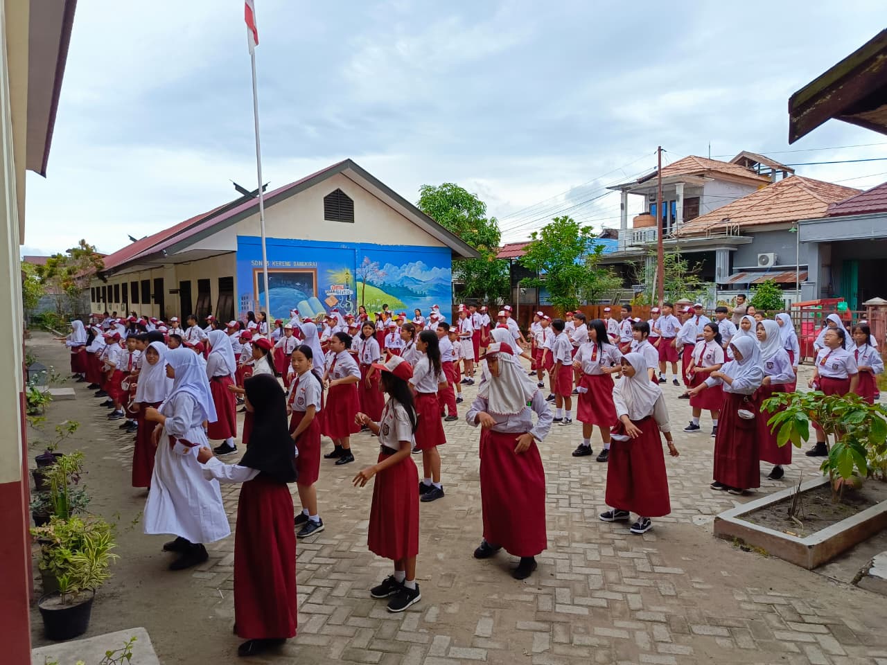 Hari Pertama Masuk Sekolah, Siswa SDN 3 Kereng Bangkirai Awali Kegiatan dengan Senam Indonesia Hebat